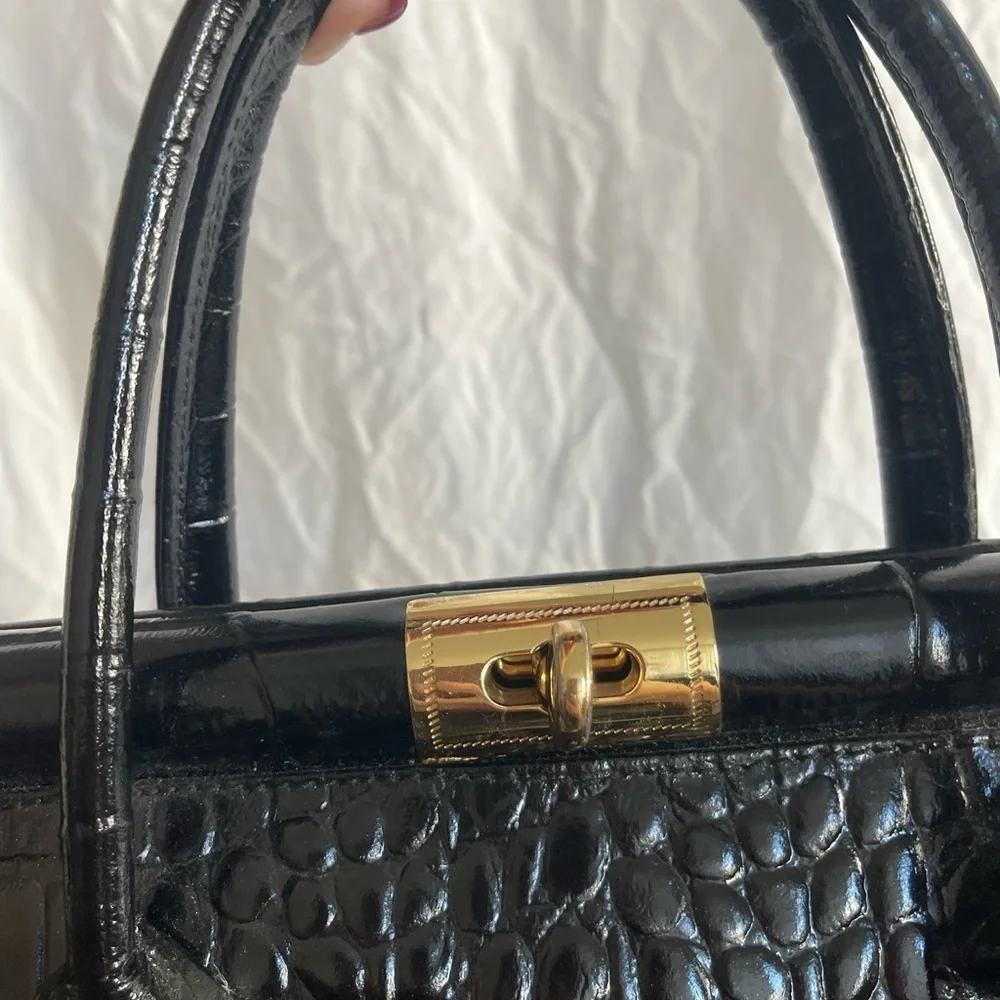 Vera Pelle leather Elegant Black-Embossed Handbag